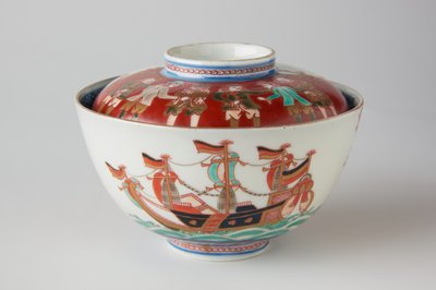 Tazón de Arroz y Tapa, posiblemente siglo XIX (Ko-Imari, porcelana con esmalte bajo vidriado azul y sobre vidriado) de Japanese School