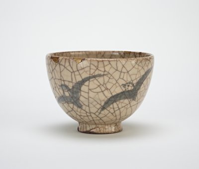 Tazón de té con diseño de chorlitos, cerámica relacionada con Kioto, mediados del siglo XIX de Japanese School