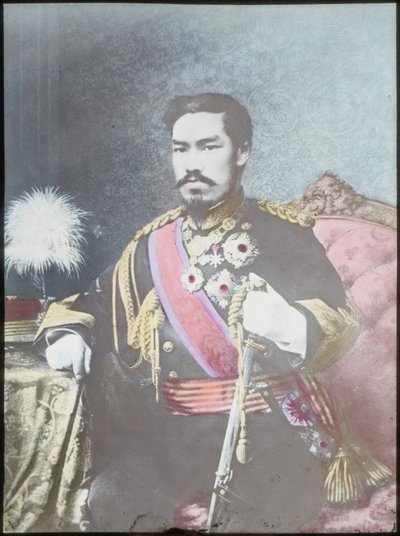 El Emperador Meiji, c.1880 (diapositiva de vidrio coloreada a mano) de Japanese School