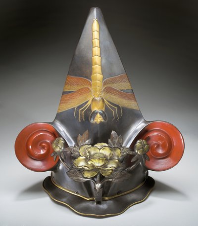 Casco teatral para el teatro Kabuki (laca sobre tela con incrustaciones de latón y concha) de Japanese School