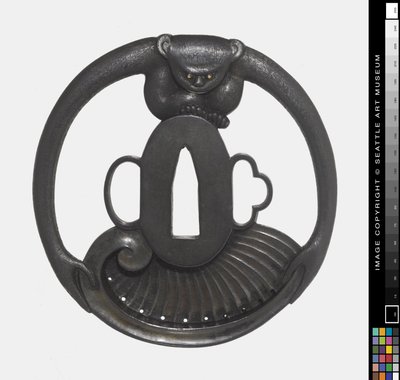 Tsuba: Mono sosteniendo concha de Japanese School