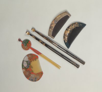 Dos juegos de horquillas y peines, período Edo de los siglos XVIII o XIX (laca) de Japanese School