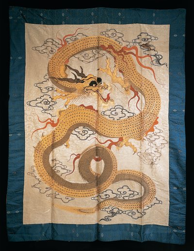 Tapiz de pared bordado con un dragón dorado retorciéndose entre nubes, finales del siglo XIX de Japanese School
