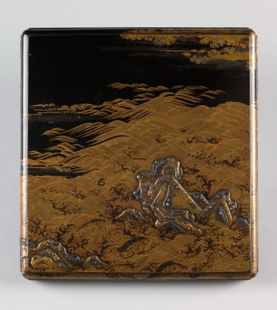 Caja de escritura (suzuribako) con diseño de olas y rocas, periodo Muromachi, segunda mitad del siglo XV (madera lacada con decoración en oro y plata takamaki-e) de Japanese School
