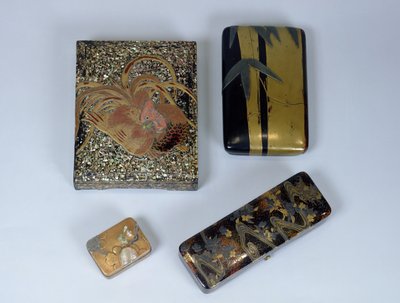 Estuche de escritura decorado con un gallo, estuche de escritura con diseño de bambú y un kobako atribuido a Ogata Korin (1658-1716) y una caja de mensajes de la Familia Kajikawa, siglos XVI-XVIII de Japanese School