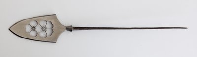 Yanone (punta de flecha) de tipo plano (hirane) con diseño perforado de flores de cerezo de Japanese School