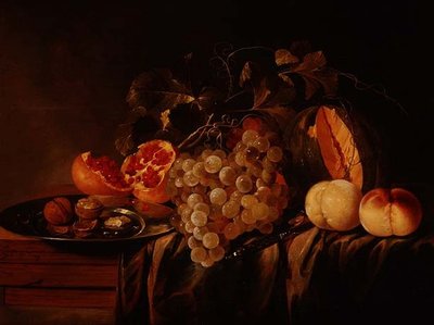 Naturaleza muerta de melón, uvas, granada, nueces en un plato de peltre y duraznos de Jasper Geerards