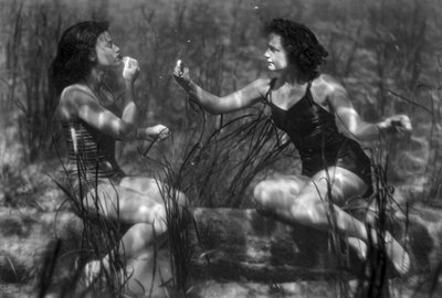 Mujeres bajo el agua aplicándose pintalabios en una atracción turística, Florida de Jay Baylor Roberts