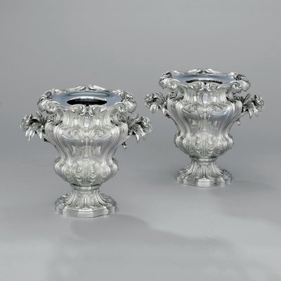 Un par de enfriadores de vino en forma de urna con volutas de follaje y asas de juncos, c.1880 de Jean Baptiste Gustave Odiot