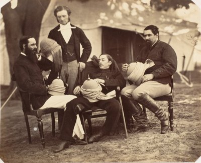 [Retrato de grupo en el campamento del gobernador general, de izquierda a derecha: Maj Jones, Sr. Walters, el gobernador], 1858-61 de Jean Baptiste Oscar Mallitte