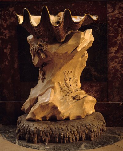 Benditera en forma de concha sobre roca realizada por Jean Baptiste Pigalle 1745 París, Iglesia Saint Sulpice de Jean Baptiste Pigalle