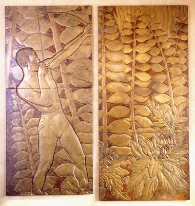 Cuatro paneles de madera lacada y dorada de 