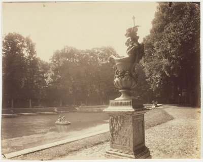 Versalles, Gran Trianón, (jarrón de plomo de Le Lorrain) de Jean Eugène Auguste Atget