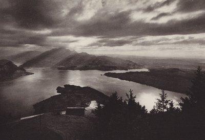Rigi Kaltbad, ambiente nocturno con vista desde Kanzeli (foto b/n) de Jean Gaberell