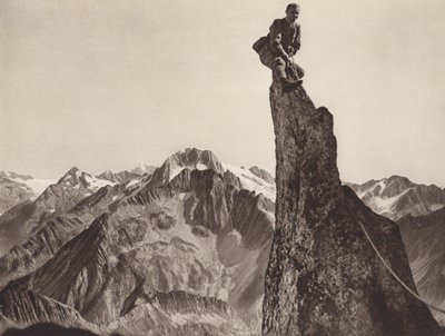Suiza: Gendarme en el Sonnigwichel, mirando hacia el Oberalpstock (foto en blanco y negro) de Jean Gaberell