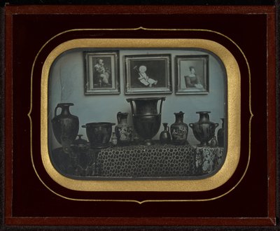 Bodegón de jarrones griegos y tres pinturas de Jean Gabriel Eynard