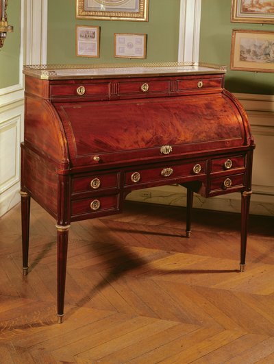 Bureau de cilindro de Luis XVI con chapa de caoba y monturas de bronce dorado, tapa de mármol de Carrara flanqueada por candelabros de Jean Henri Riesener