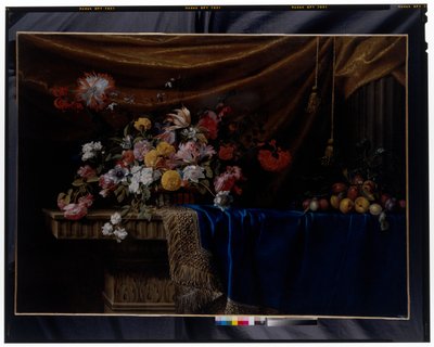 Un bodegón con una cesta de flores y un montón de fruta sobre una mesa de piedra esculpida de Jean Picart
