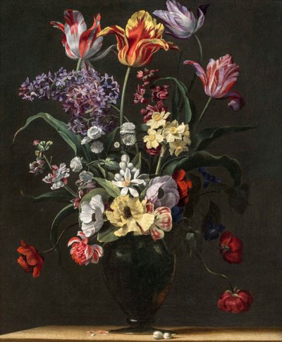 Tulipanes, lirios, narcisos, lilas y otras flores en un jarrón de vidrio sobre un borde de madera de Jean Picart