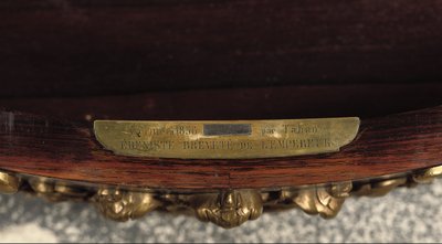 (detalle) Mesa central de Napoleón III, c.1856 (palisandro y esmalte) de Jean Pierre Alexandre Tahan