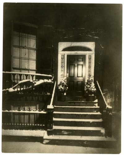 26 Louisburg Square, Boston, por la noche, donde se hospedó Jenny Lind, Boston, EE.UU., c.1902-10 de Jessie Tarbox Beals