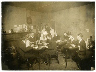 Un espagueti en el Ático de Grace Godwin, muy exitoso, al final de su línea, Greenwich Village, Nueva York, EE.UU., c.1917-18 de Jessie Tarbox Beals