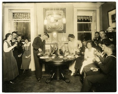 Alice Foote MacDougal entreteniendo a un grupo de marineros en su pequeño apartamento en la Vieja Guerra, Greenwich Village, Nueva York, EE.UU., c.1917-18 de Jessie Tarbox Beals