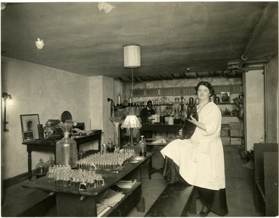 Ann Haviland, perfumista, c.1915-28 de Jessie Tarbox Beals
