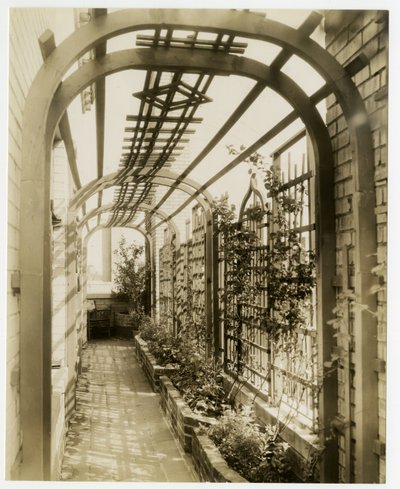 Jardín trasero de la Sra. Regina Jais, c.1936-37 de Jessie Tarbox Beals