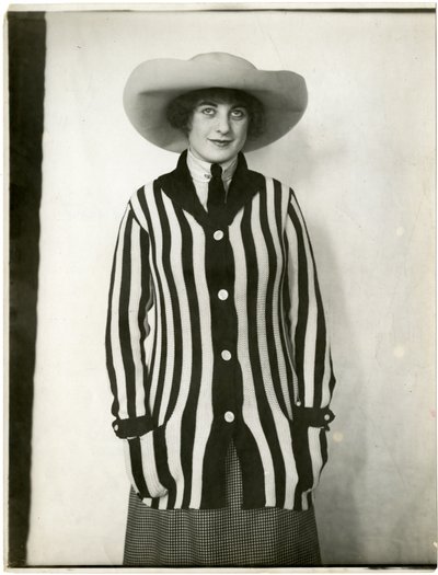 Suéter blazer y sombrero de fieltro, Forsythe, c.1905-18 de Jessie Tarbox Beals