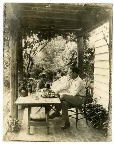Pareja sentada en el jardín, c.1905-40 de Jessie Tarbox Beals