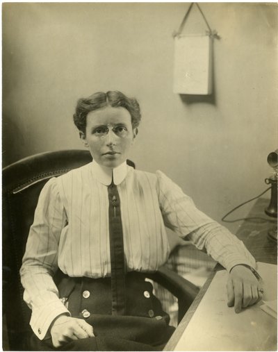 Dra Josephine Baker, jefa del Departamento de Higiene Infantil del Departamento de Salud de la Ciudad de NY supervisa la salud de más niños que cualquier otra mujer en el mundo, c.1917-19 de Jessie Tarbox Beals