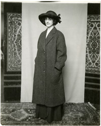 Abrigo gris, Arnold & Constable, c.1905-18 de Jessie Tarbox Beals