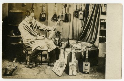 Grandes manchas de color en una caja de madera y Bobby Edwards en su buhardilla bajo las estrellas creando ukeleles, Greenwich Village, Nueva York, EE.UU. de Jessie Tarbox Beals