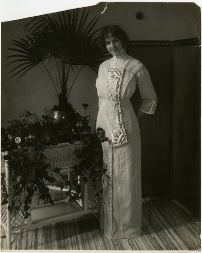 Material turco gris con bordado en blanco y negro, Lord & Taylor, c.1905-18 de Jessie Tarbox Beals