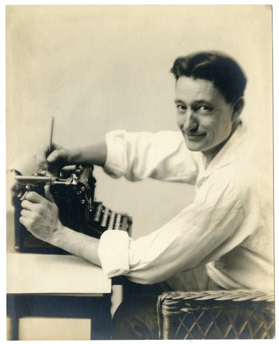 Henry Oyen en la máquina de escribir, c.1905-21 de Jessie Tarbox Beals