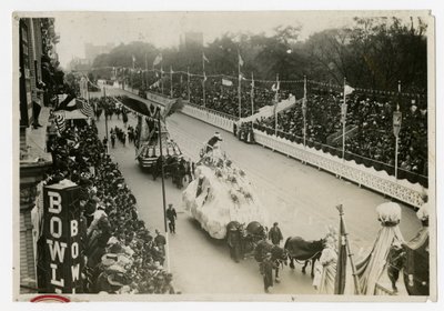 Desfile histórico: vista general del Central Park, carroza de San Nicolás de Jessie Tarbox Beals