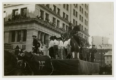 Carroza de desfile histórico #31, Destrucción de la Estatua de Jorge III de Jessie Tarbox Beals