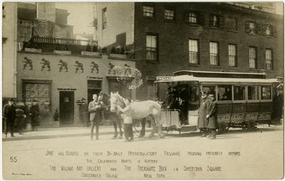 Jane y Howard en su paseo bianual, pausando pacientemente ante los célebres mercados de regalos The Village Art Gallery y La Caja del Tesoro en Sheridan Square, Greenwich Village, Nueva York, EE.UU. de Jessie Tarbox Beals