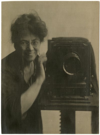 Jessie Tarbox Beals, autorretrato con cámara, c.1918-20 de Jessie Tarbox Beals