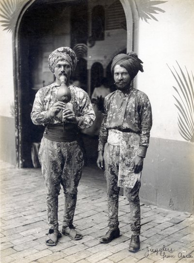 Malabaristas de Asia. (Artistas de la sección Asia Misteriosa del Pike en la Feria Mundial de 1904) de Jessie Tarbox Beals