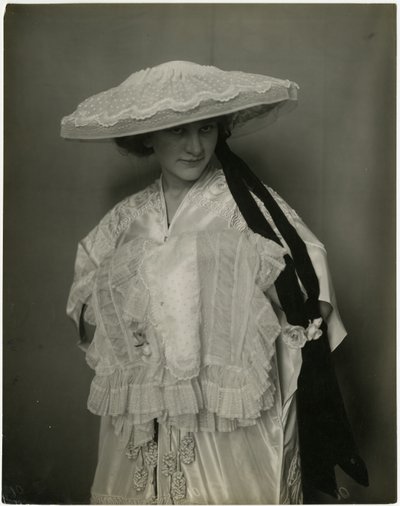 Jumble Bros ?, Sombrero y manguito de lencería, c.1905-11 de Jessie Tarbox Beals
