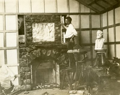 Karl Bitter (escultor) construyendo su propia chimenea de Jessie Tarbox Beals
