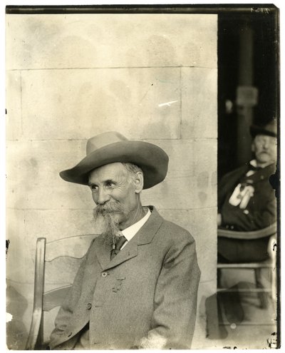 Hombre con sombrero y medalla, c.1905-40 de Jessie Tarbox Beals