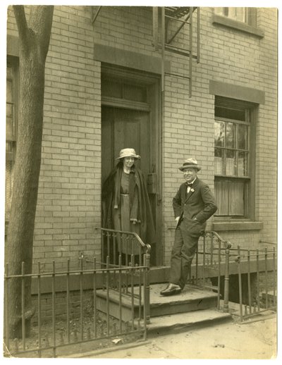 Mr Llewelyn Powys, autor y su esposa, c.1905-40 de Jessie Tarbox Beals