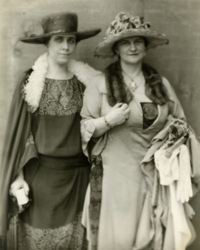 Sra. Coolidge y su amiga Sra. Frances Parkinson Keyes, 1924 de Jessie Tarbox Beals