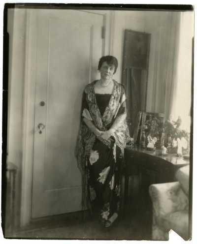 Sra. Emily Post, Etiqueta, c.1926-28 de Jessie Tarbox Beals