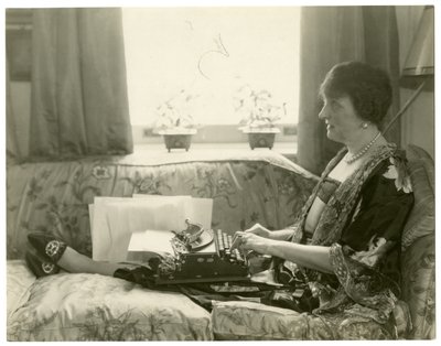 Sra. Emily Post, autora de Etiquette, c.1926-28 de Jessie Tarbox Beals