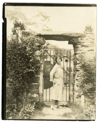 Sra. Ernest Thompson Seton de Greenwich Conn, Presidenta Nacional de la Liga de Mujeres Escritoras Americanas que zarpa el 18 de junio con la Expedición de Campo para explorar las partes altas del Amazonas de Jessie Tarbox Beals