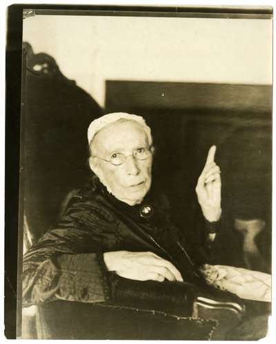 Mrs Mary Moore, Brookline, Mass 91 años recitando balada, c.1905-27 de Jessie Tarbox Beals